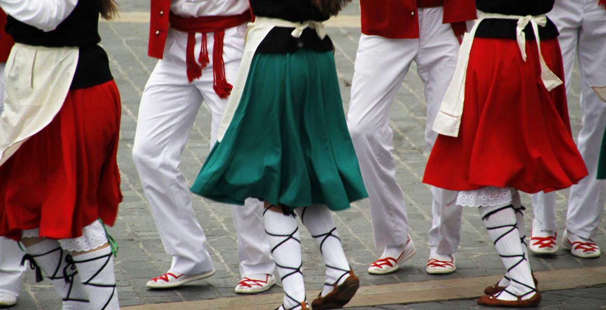 Gruppo di danzatori in abiti tradizionali - Foto di Laiotz da Adobe Stock