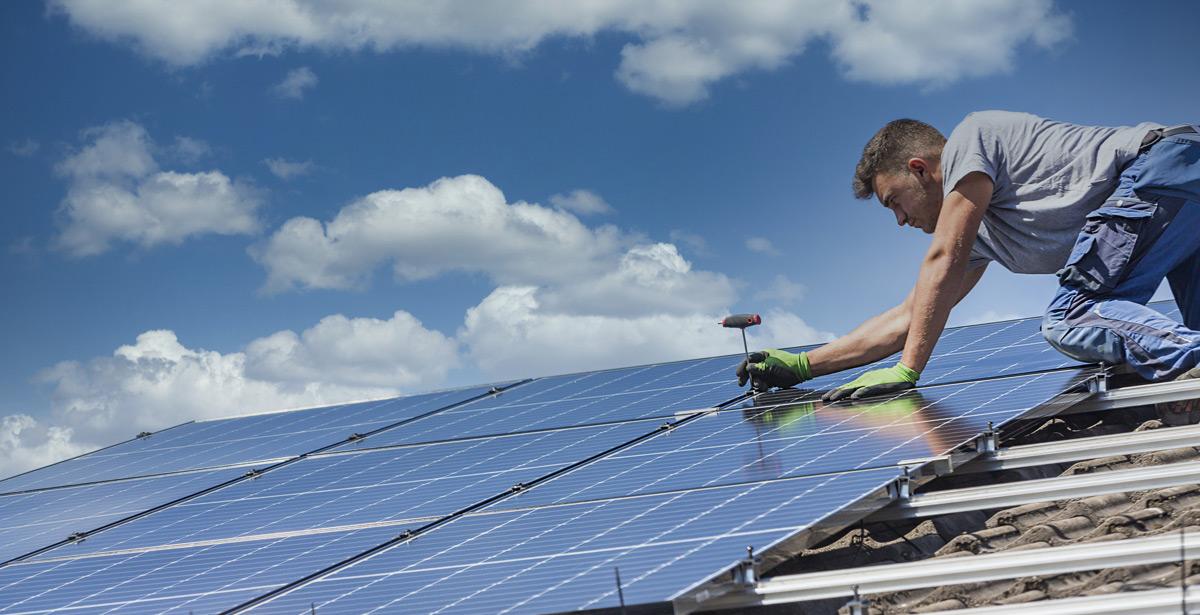 Montaggio pannelli fotovoltaici - Foto di mmphoto da Adobe Stock