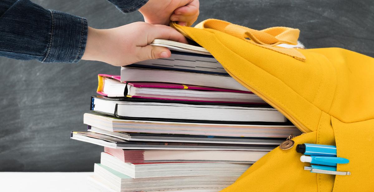 Borsa con libri scolastici - Foto di golubovy da Adobe Stock