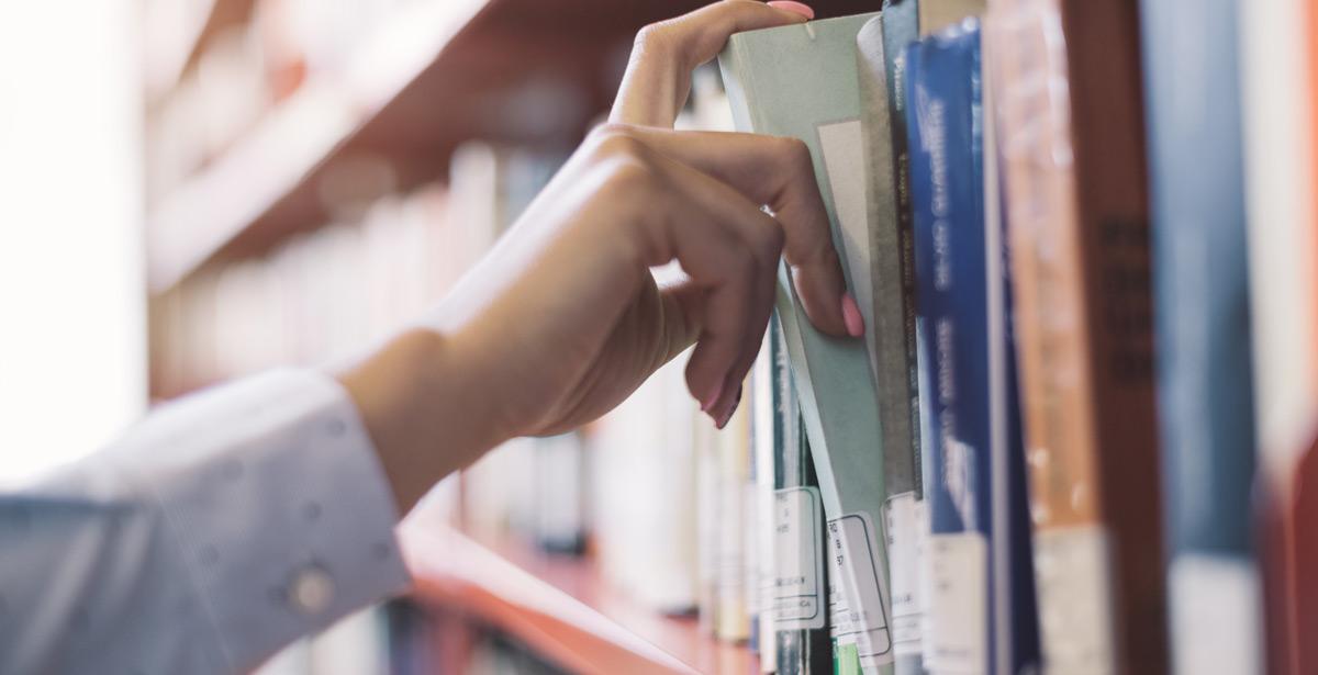 Studente sceglie i libri - Foto di StockPhotoPro da Adobe Stock