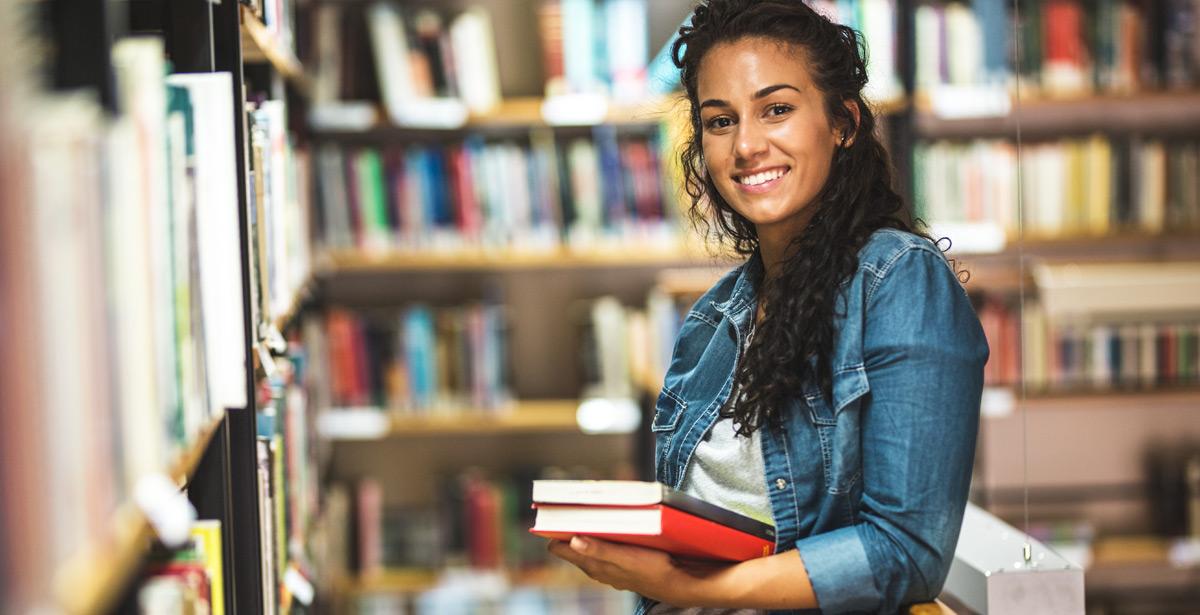 Ragazza con libri - Foto di BalanceFormCreative da Adobe Stock