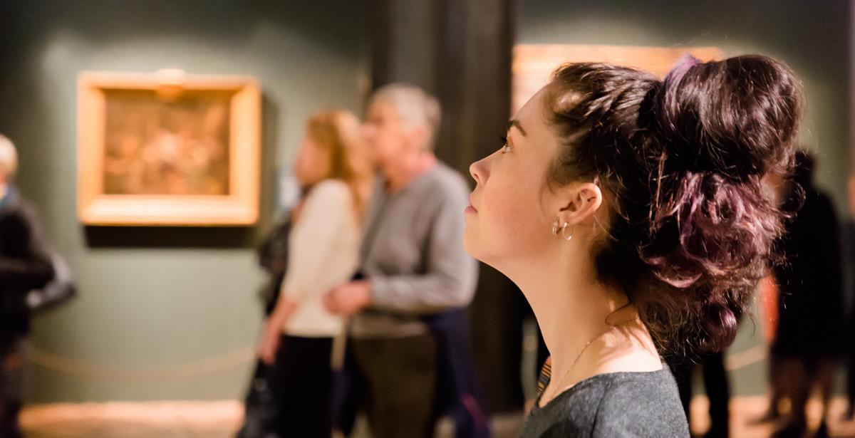 Ragazza al museo - Foto di STEKLO_KRD da Adobe Stock