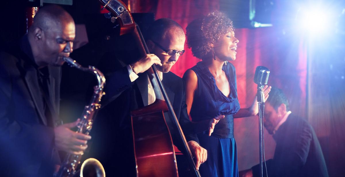 Jazz band  sul palco - Foto di moodboard da Adobe Stock