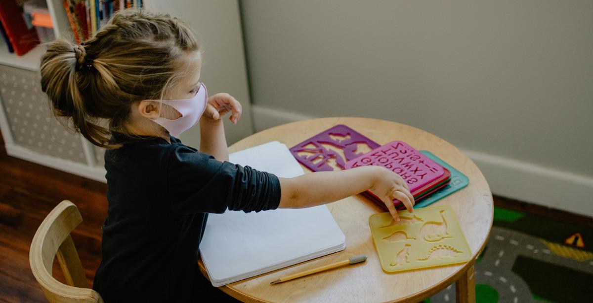 Bambina a scuola con mascherina - Photo by Kelly Sikkema on Unsplash