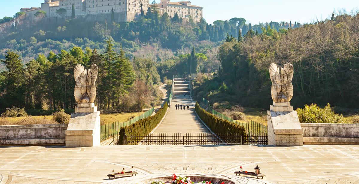 Abbazia di Monte Cassino con monumento ai caduti - Foto di ValerioMei da Adobe Stock