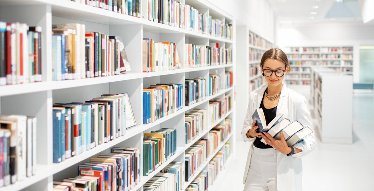 Ragazza in biblioteca - Foto di rh2010 da Adobe Stock