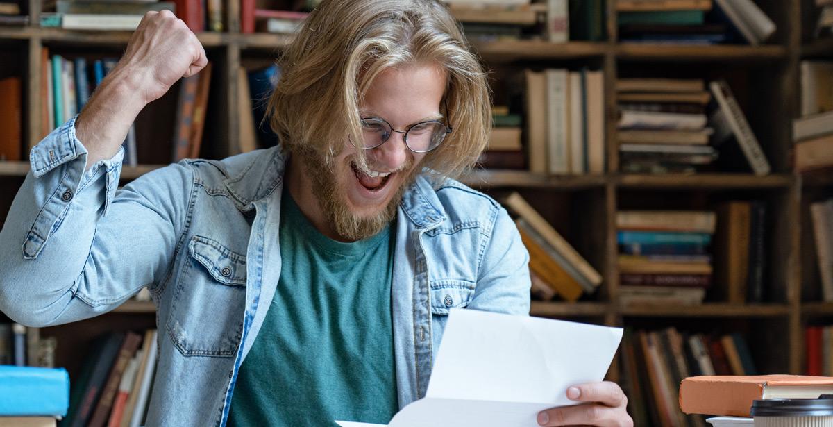 Studente esulta leggendo lettera - Foto di insta_photos da Adobe Stock