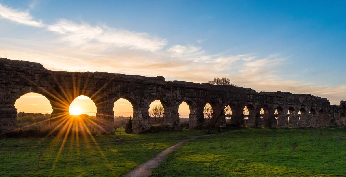 Parco degli acquedotti al tramonto - Foto di ValerioMei da Adobe Stock