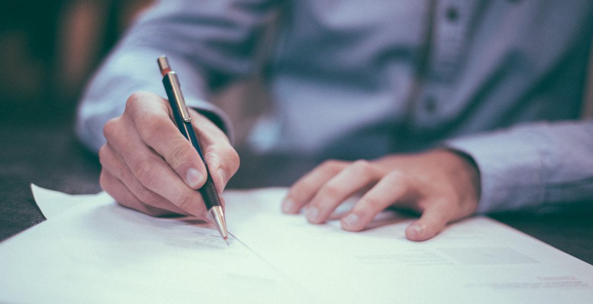 Firma su contratto - Photo by Scott Graham on Unsplash