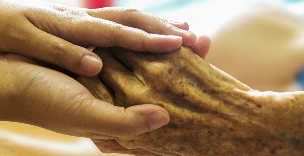 Mani di una giovane racchiudono quelle di un'anziana - Foto di truthseeker08 da Pixabay