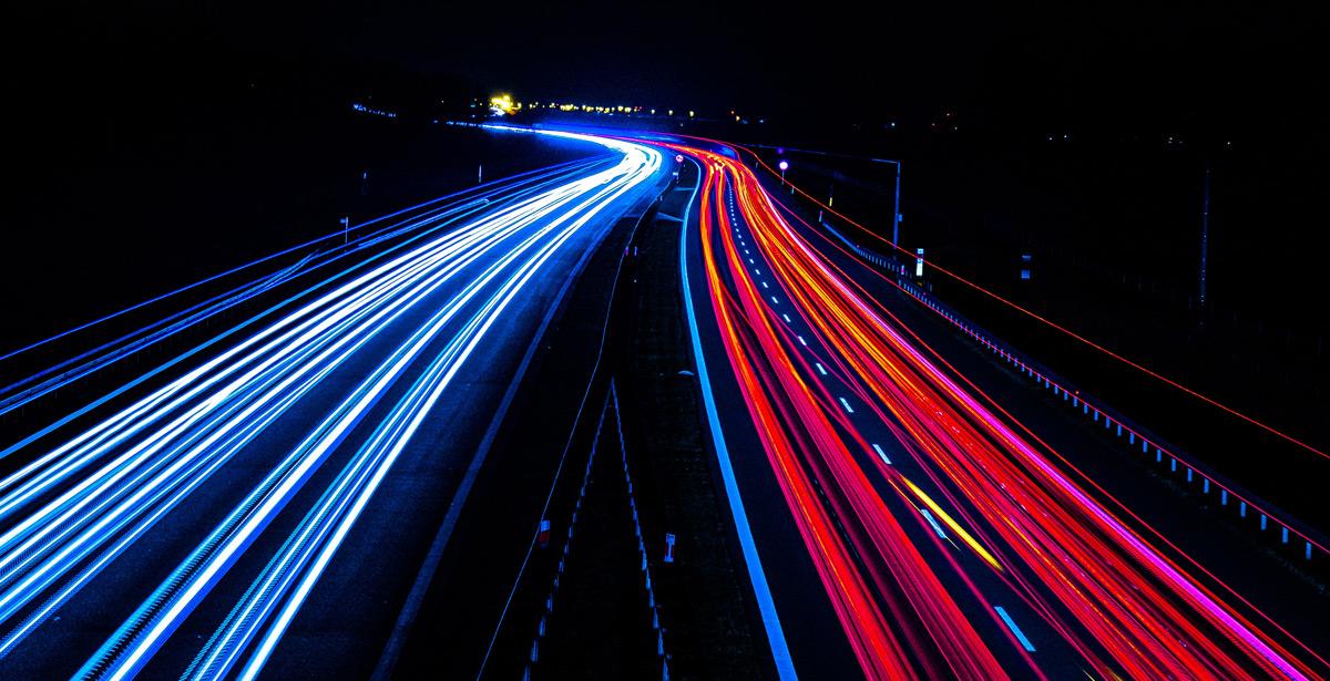 Scie di luci su strada di notte - Photo by Radek Kilijanek on Unsplash