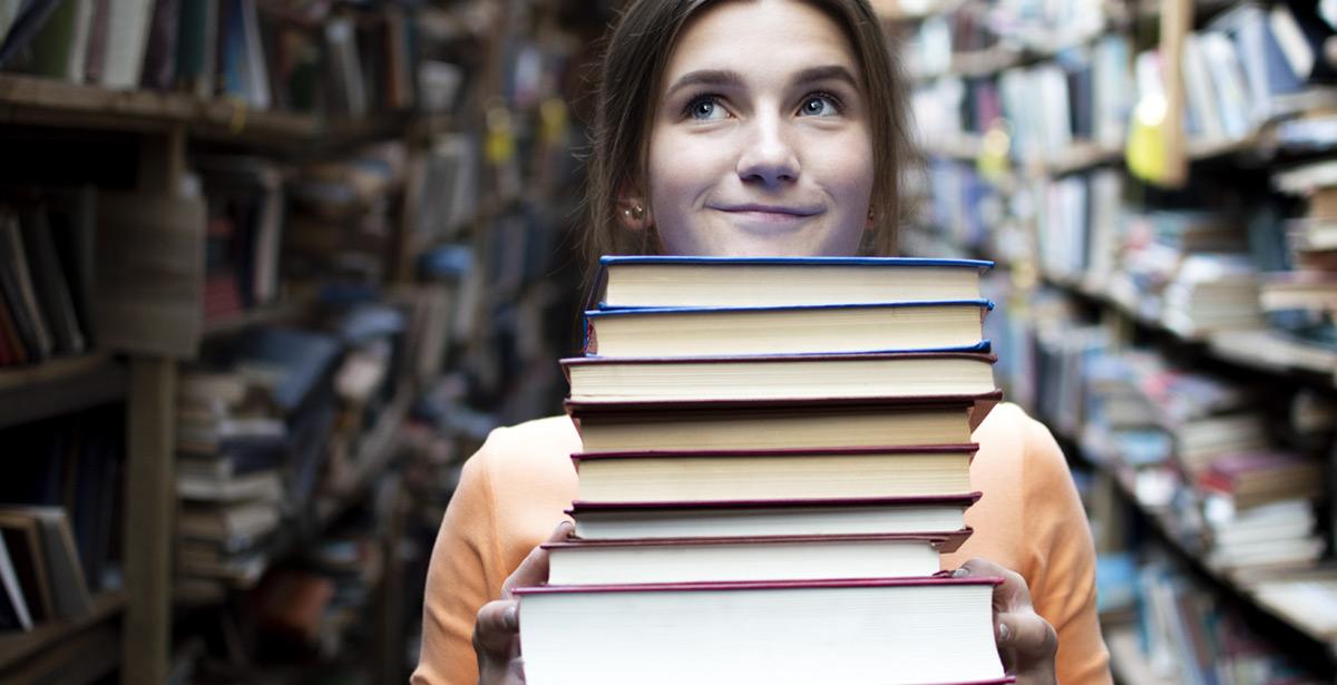 Ragazza tiene dei libri in braccio - Foto di Богдан Маліцький da Adobe Stock