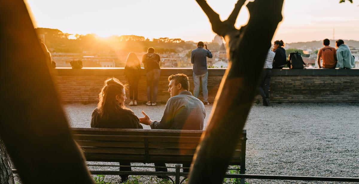 Turisti si godono il tramonto dal giardino degli aranci - Photo by Gabriella Clare Marino on Unsplash