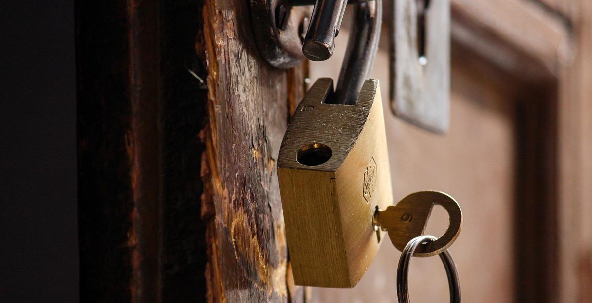 Porta di casa con lucchetto aperto e chiavi - Foto di ogmentry da Pixabay