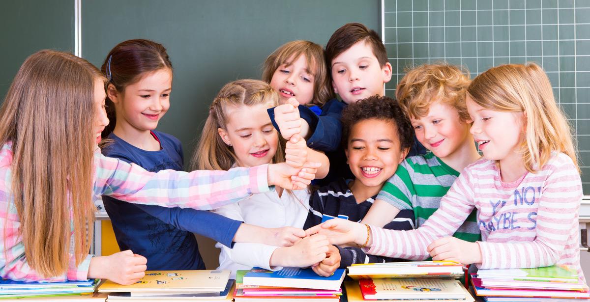 Bambini di diverse etnie a scuola - Foto di hailey_copter da Adobe Stock