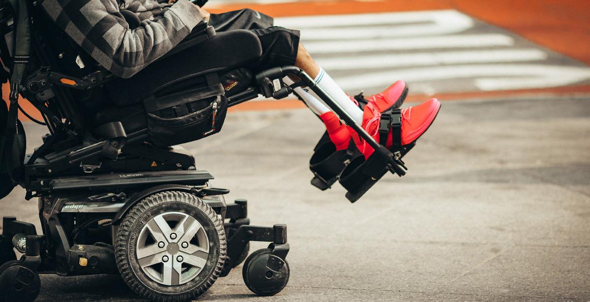 Ragazzo su sedia a rotelle - Photo by Jon Tyson on Unsplash