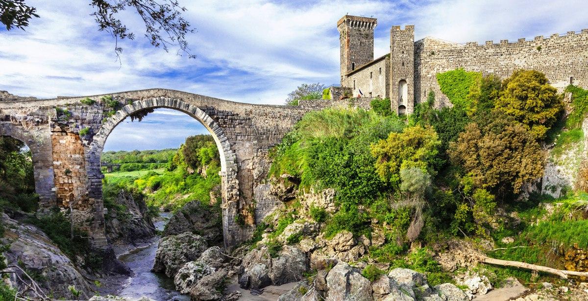 Castello e ponte dell'Abbadia Vulci - Foto di Freesurf da Adobe Stock