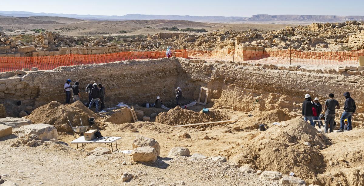 Addetti scavano in un sito archeologico - Foto di Sarit Richerson da Adobe Stock