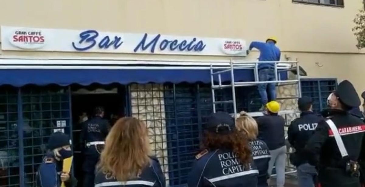 Le forze dell'ordine rimuovono l'insegna del Bar Moccia