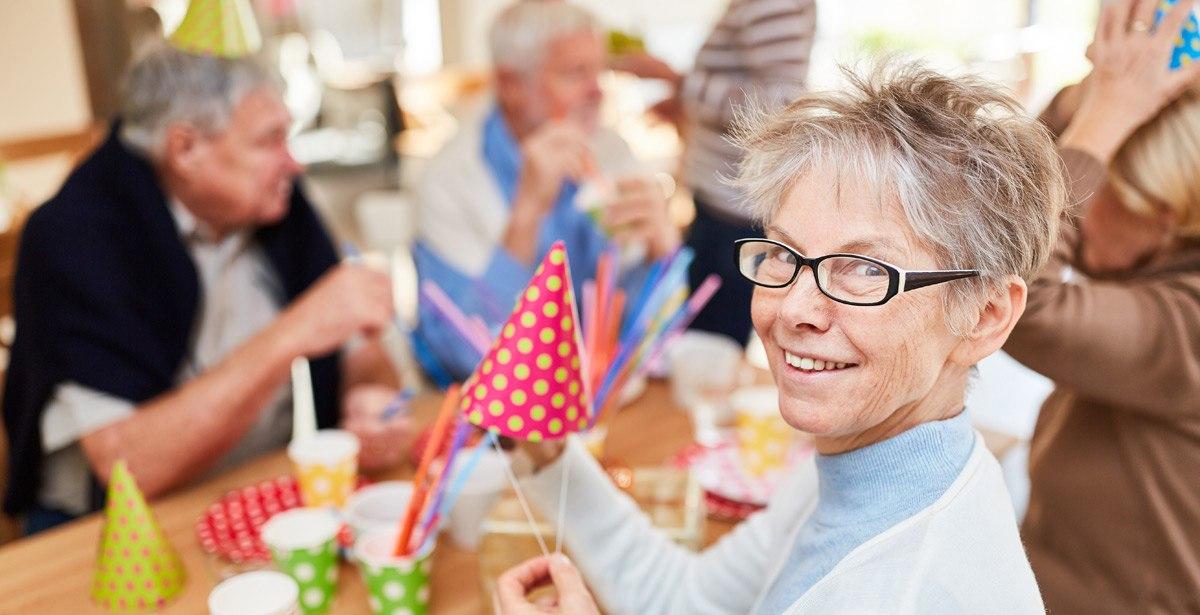 Testo alternativo: Anziani si divertono ad un party - Foto di Robert Kneschke da Adobe Stock