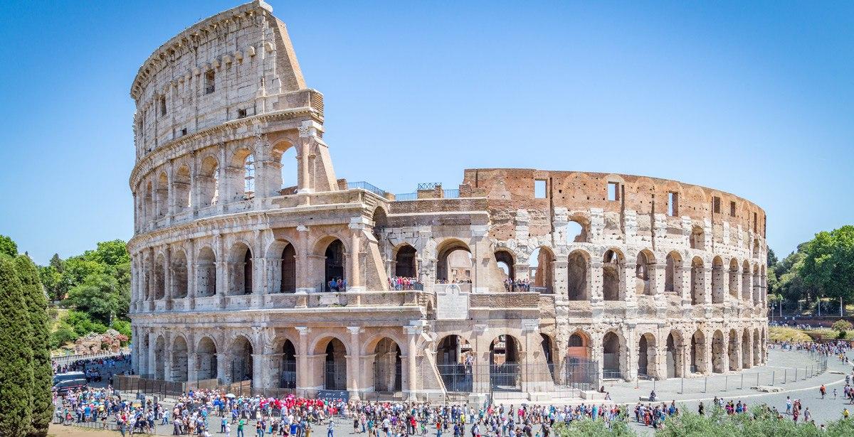 Testo alternativo: Turisti al Colosseo - Foto di Pascal Ledard da Adobe Stock