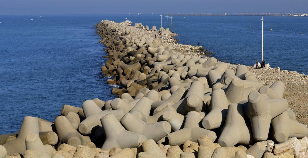 Scogliera a Fiumicino - Foto di Simone da Adobe Stock