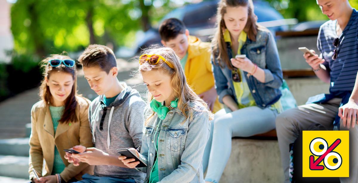 Ragazzi all'aperto con gli smartphone - Foto di Syda Productions da Adobe Stock