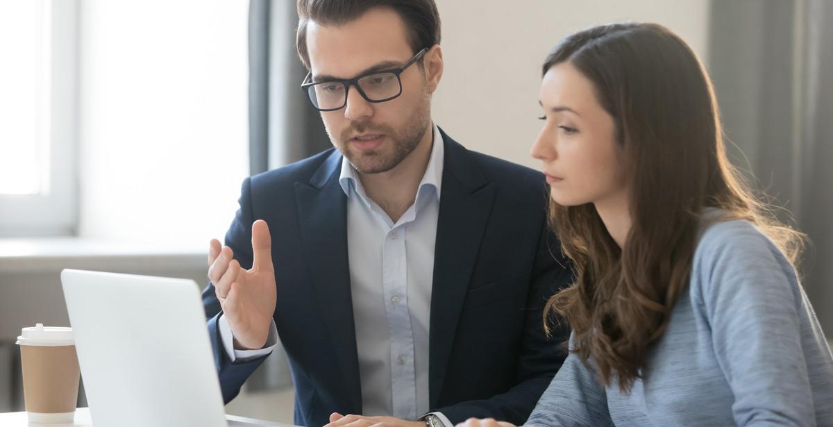 Tirocinante ed istruttore al lavoro sul notebook - Foto di fizkes da Adobe Stock