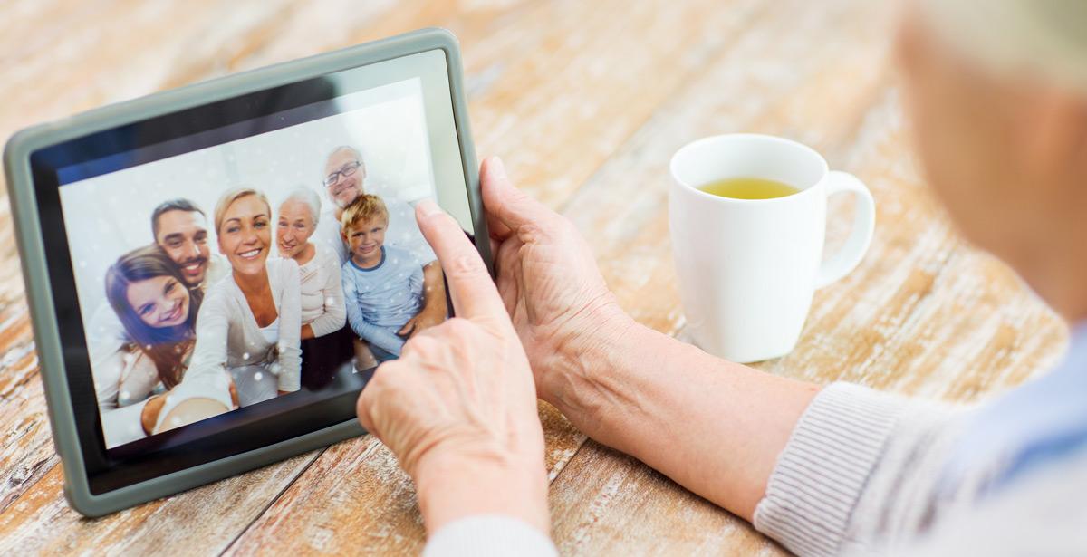 Anziana in videochiamata con la famiglia - Foto di Syda Productions da Adobe Stock