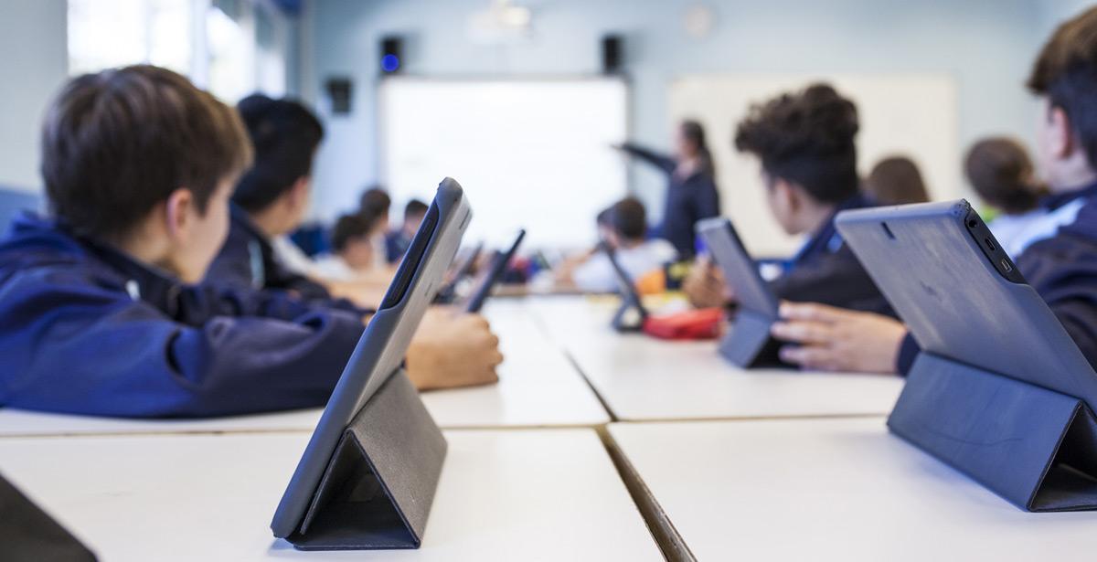 Studenti in classe con i loro tablets - Foto di David Fuentes da Adobe Stock