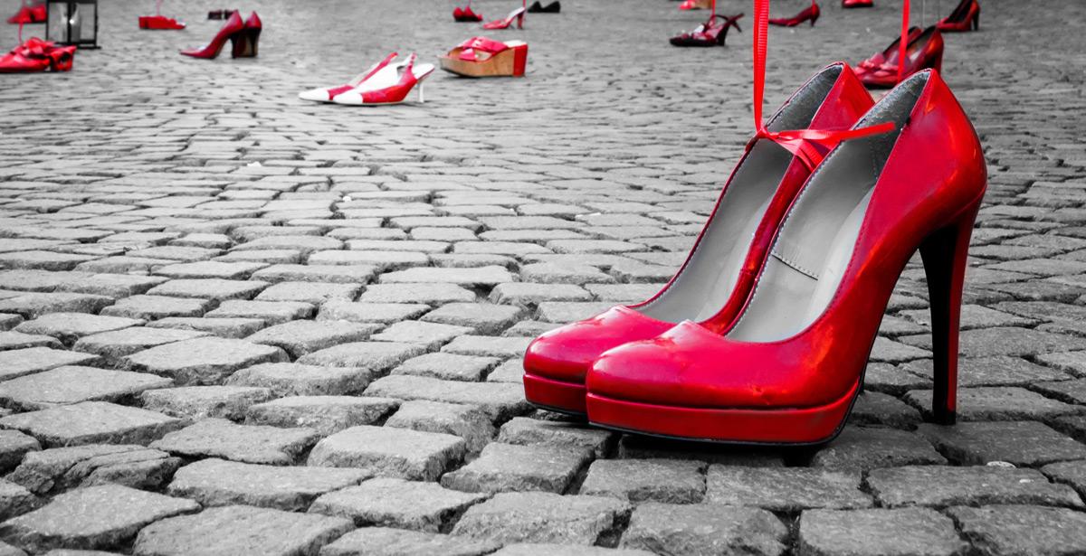 Scarpe rosse su sanpietrini - Foto di Alessandro Cristiano da Adobe Stock