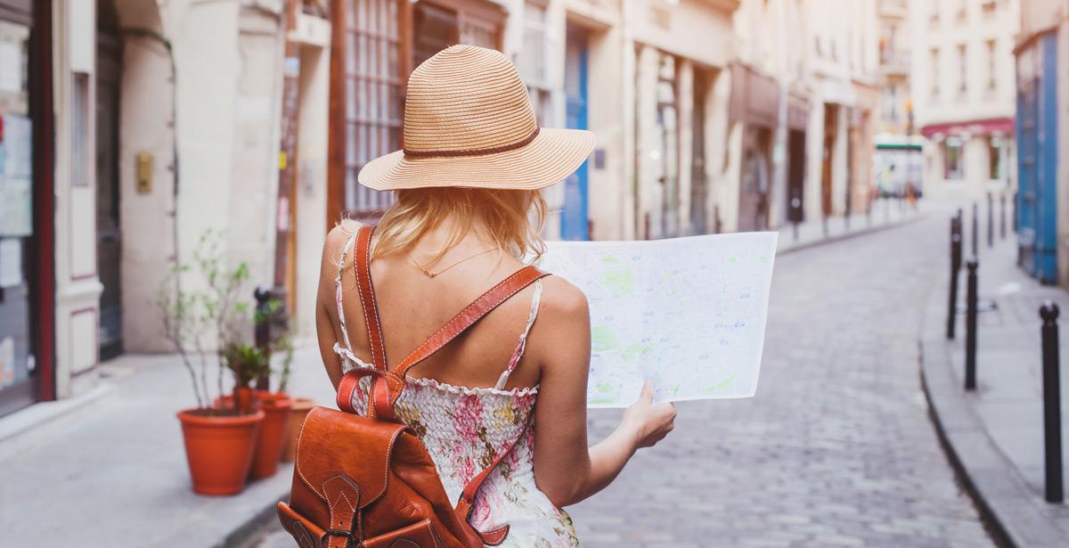 Turista con mappa della città - Foto di Song_about_summer da Adobe Stock
