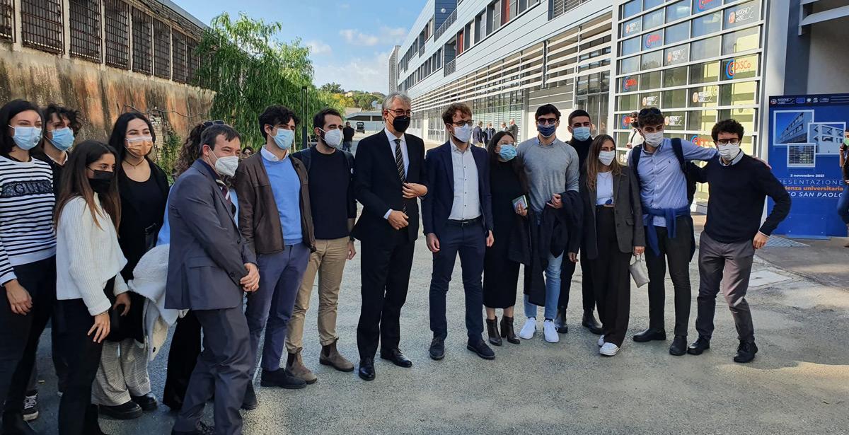 Gruppo di studenti all'inaugurazione della nuova residenza disco di Valco San Paolo a Roma