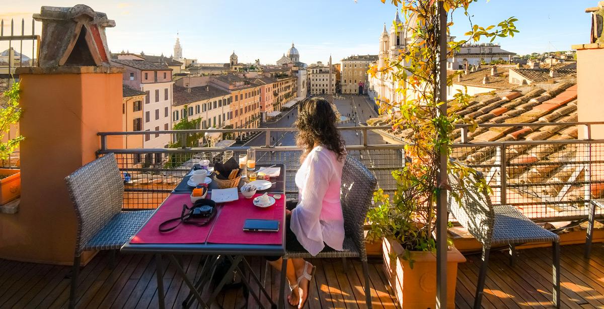 Turista a colazione su una terrazza di Piazza Navona - Foto di Kirk Fisher da Adobe Stock