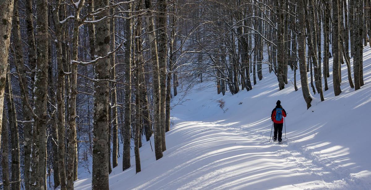 Turista cammina sulla neve al Terminillo - Foto di Silvano da Adobe Stock