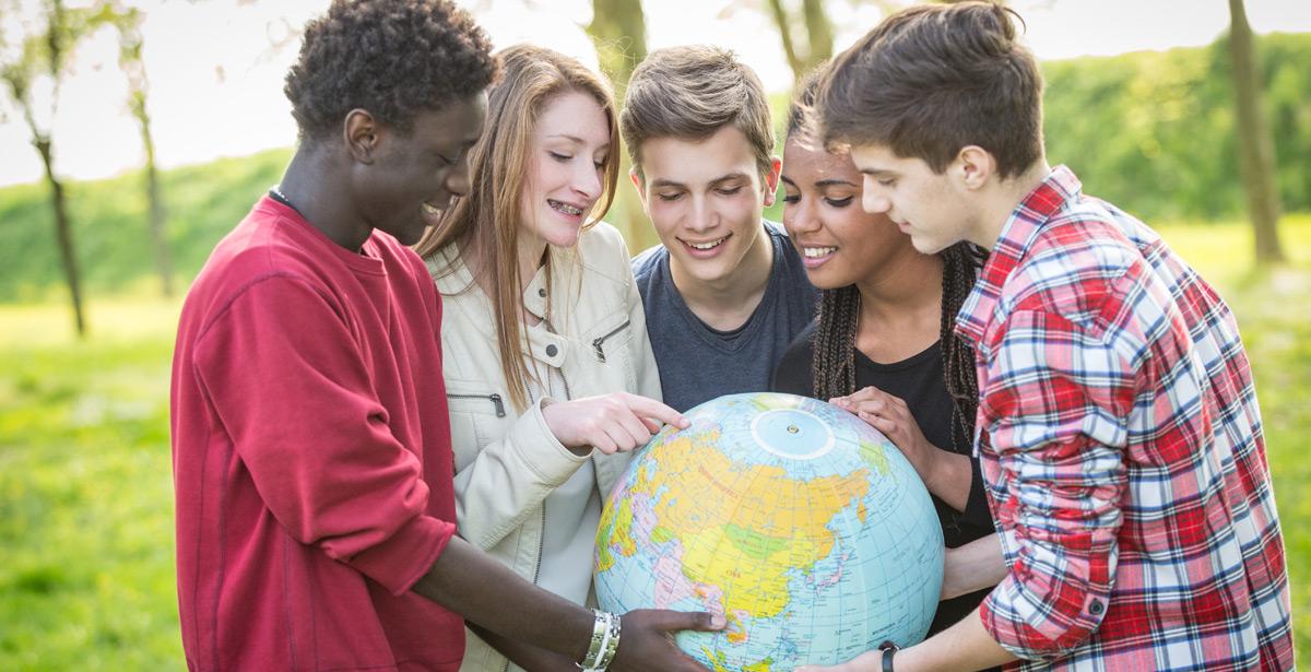 Gruppo multietnico di ragazzi e ragazze - Foto di william87 da Adobe Stock