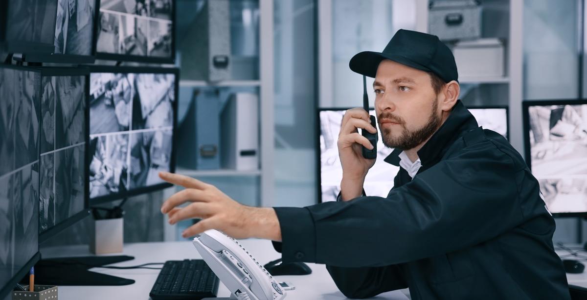 Vigilante al lavoro nella sala operativa - Foto di Africa Studio da Adobe stock