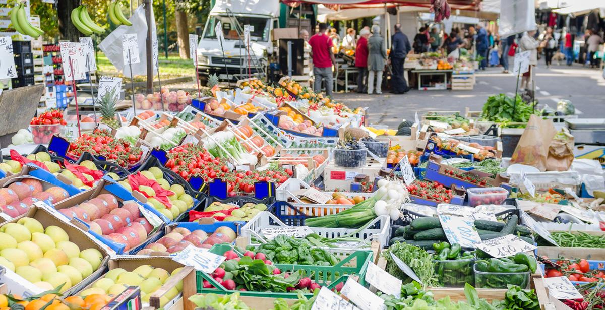Banco di frutta e verdura in un mercato rionale - Foto di Alessio Orrù da Adobe Stock