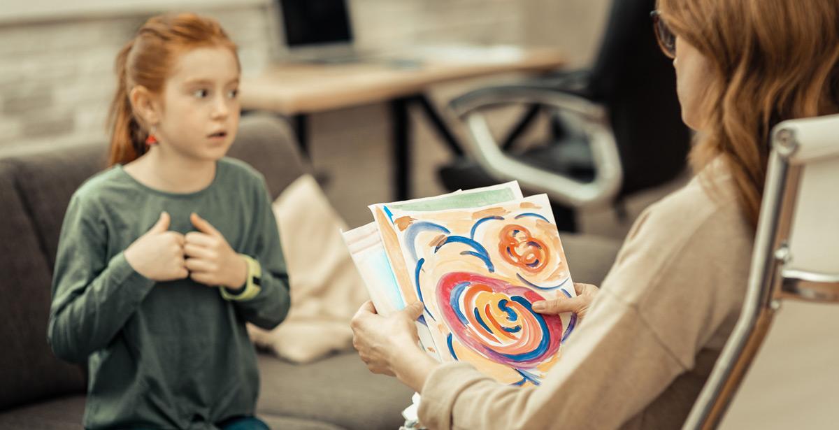 Bambina autistica a colloquio con specialista - Foto di zinkevych da Adobe Stock