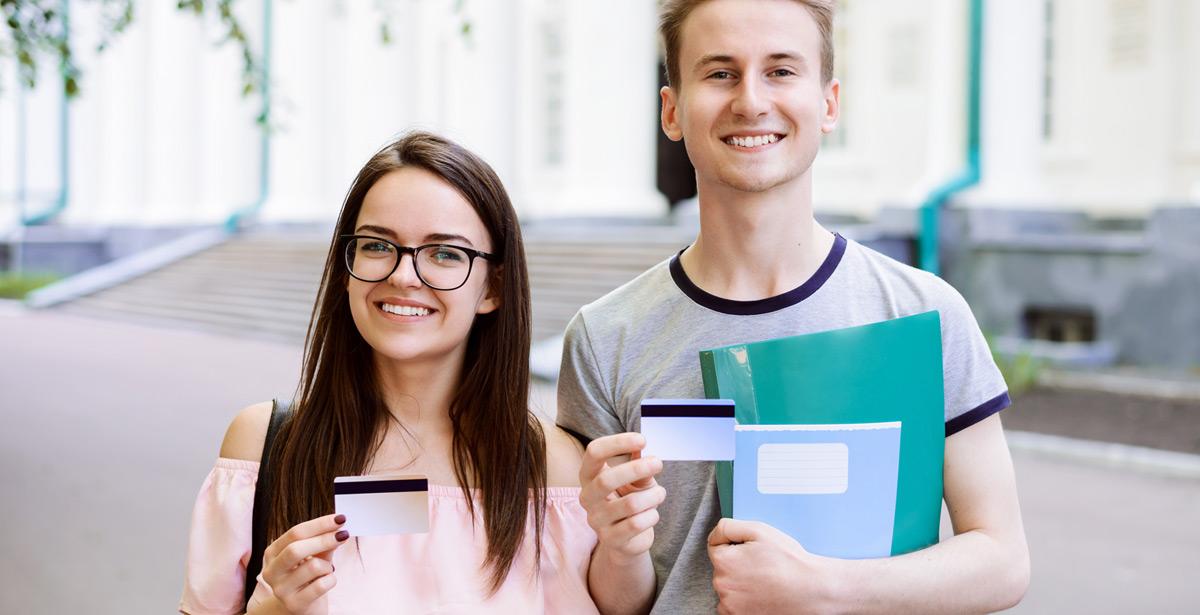 Studenti universitari acquistano libri con la tessera-buono - Foto di Vitalii da Adobe Stock