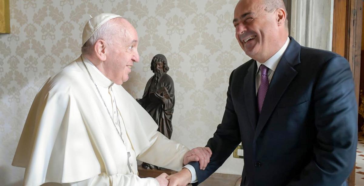 Stretta di mano tra Papa Francesco ed il Presidente Nicola Zingaretti - Foto dal profilo Facebook di Nicola Zingaretti
