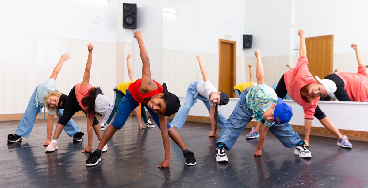 Giovani si allenano nella danza hip hop - Foto di JackF da Adobe Stock