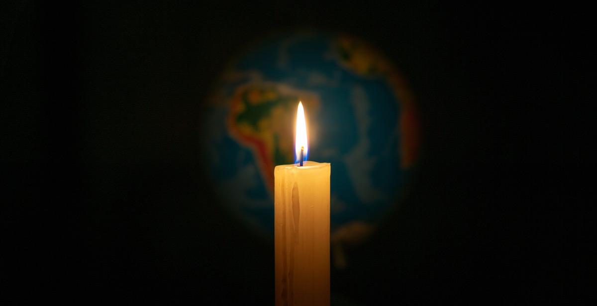 Globo illuminato da una candela - Foto di EduardSkorov da Adobe Stock