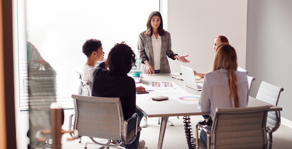 Riunione di donne in affari - Foto di Monkey Business da Adobe Stock