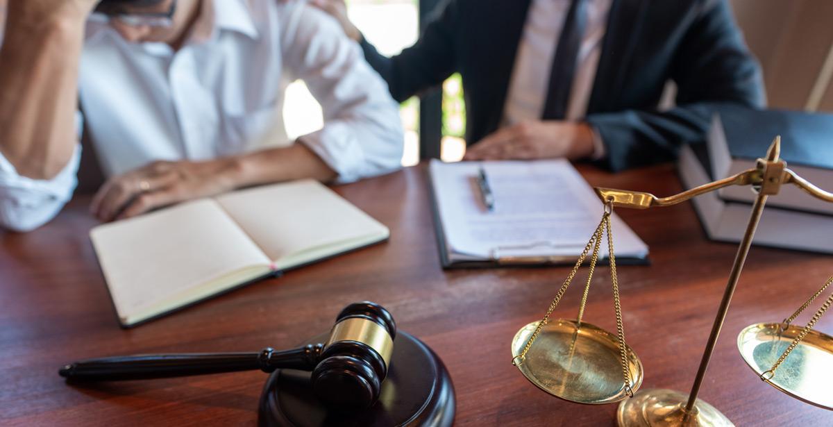 Vittima di reato e mediatore al tavolo legale - Foto di Pichsakul da Adobe Stock