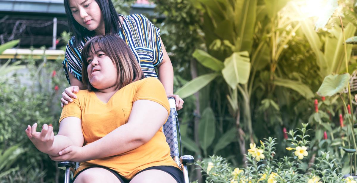 Ragazza asiatica affetta da emiplegia alternante su una sedia a rotelle - Foto di Anatta_Tan da Adobe Stock