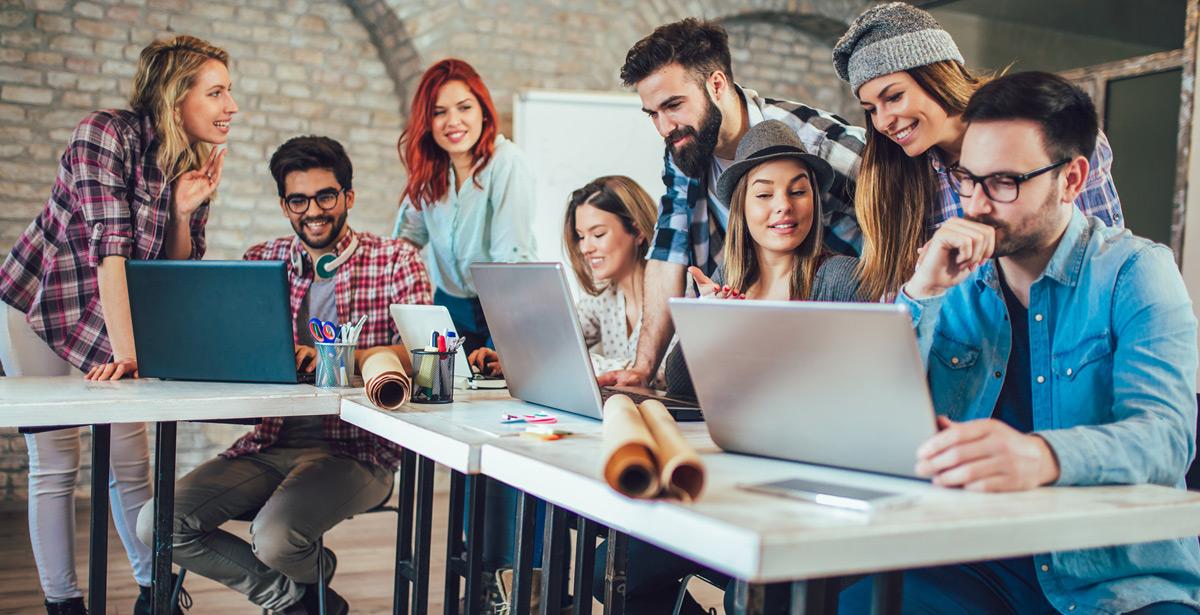 Studenti universitari al lavoro su un progetto - Foto di Mediteraneo da Adobe Stock