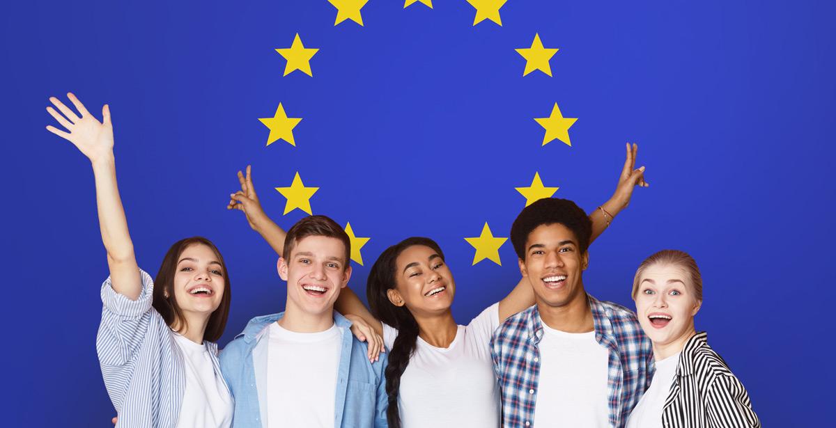 Studenti multietnici con bandiera europea sullo sfondo - Foto di Prostock-studio da Adobe Stock