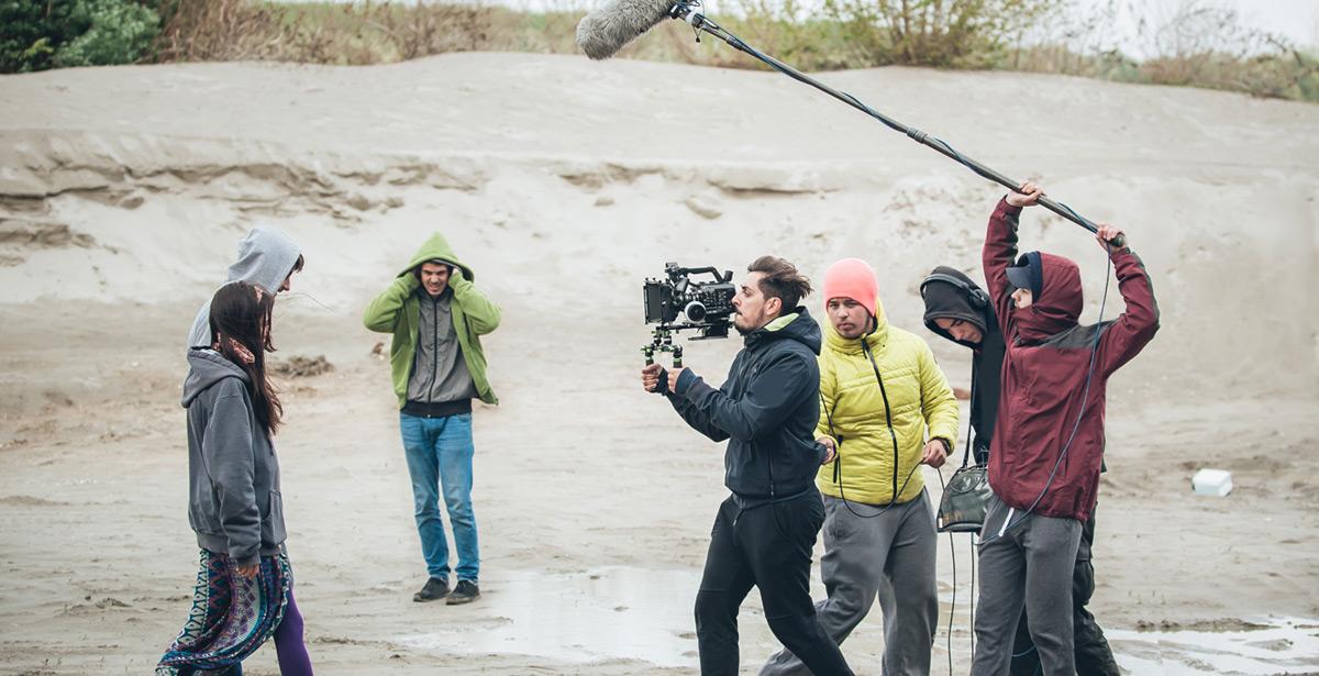 Operatori impegnati nelle riprese di un film sulla spiaggia - Foto di guruXOX da Adobe Stock