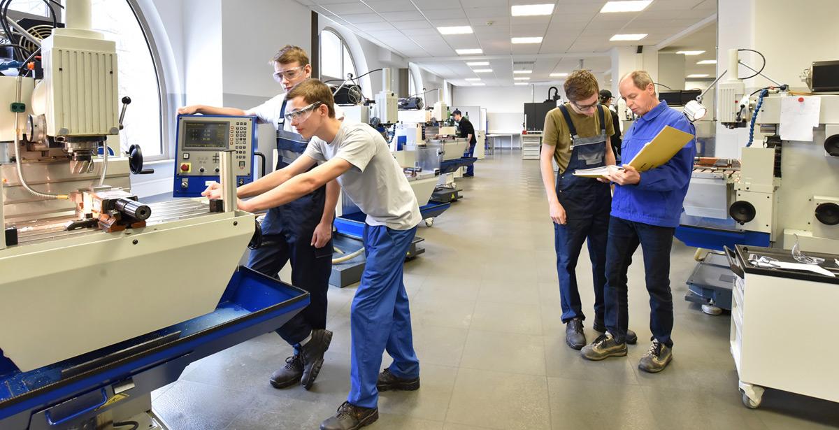 Ragazzi ed insegnante in un laboratorio di tecnica - Foto di industrieblick da Adobe Stock